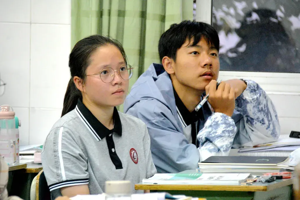 中学生时事政治报高考版答案_中学生时事论坛活动_2017中学生时事政治报