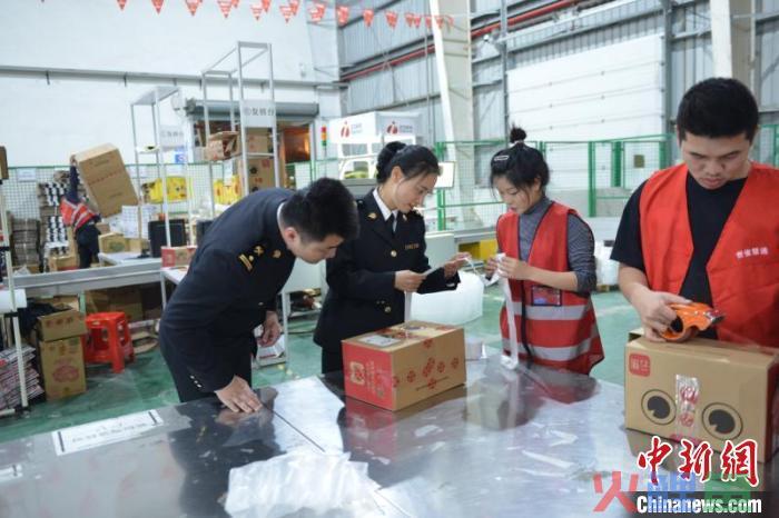 “双十一”义乌海关监管跨境进口包裹133万单 折射新趋势(跨境电商包裹官方数据)