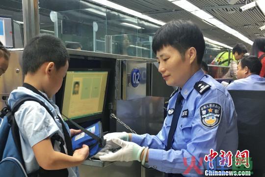 又到开学季 深港跨境学童享安全快捷通关服务(跨境 通关模式)