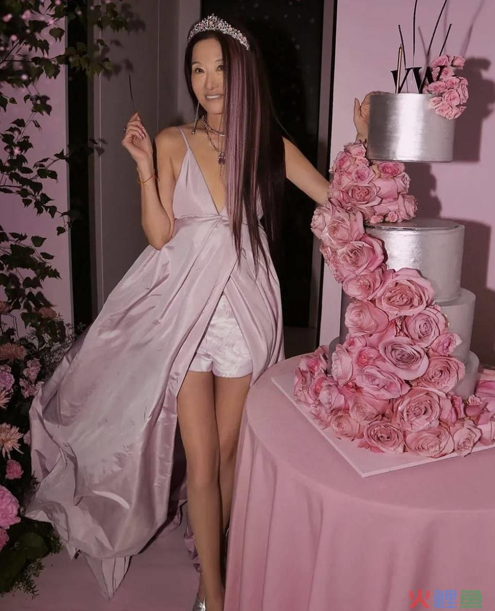 王薇薇婚纱的营销方式，“婚纱女王”王薇薇73岁生日照又火了！穿粉裙像少女，这也太嫩了