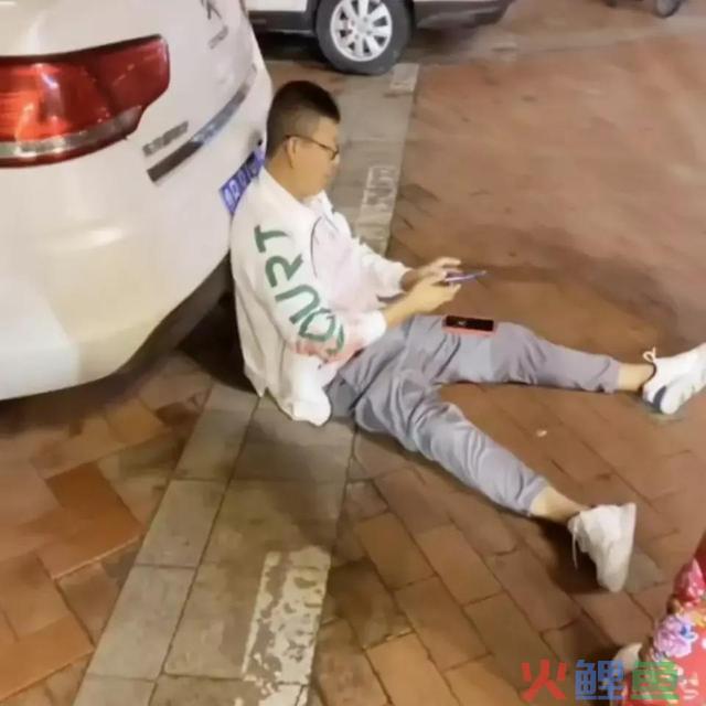 即墨网红被当街砍伤！曾与已婚妇女当众秀恩爱，蹭寻子家庭的流量