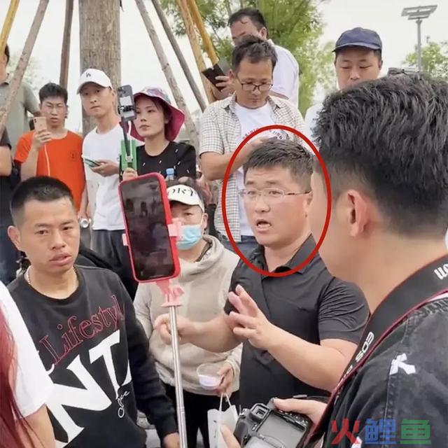 即墨网红被当街砍伤！曾与已婚妇女当众秀恩爱，蹭寻子家庭的流量