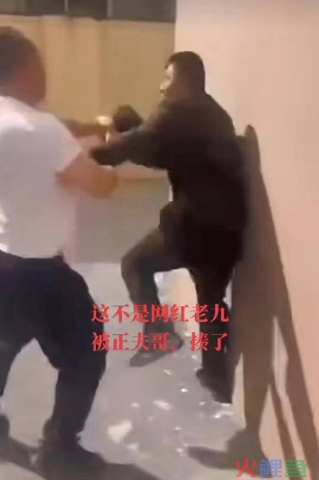 即墨网红被当街砍伤！曾与已婚妇女当众秀恩爱，蹭寻子家庭的流量