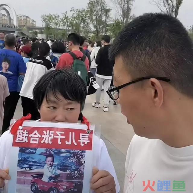 即墨网红被当街砍伤！曾与已婚妇女当众秀恩爱，蹭寻子家庭的流量