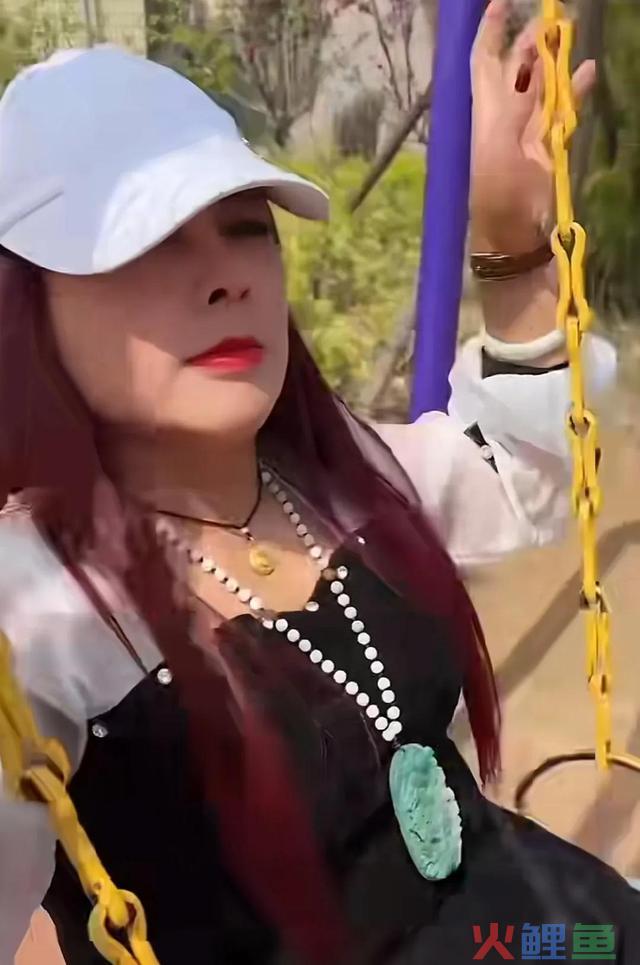 即墨网红被当街砍伤！曾与已婚妇女当众秀恩爱，蹭寻子家庭的流量