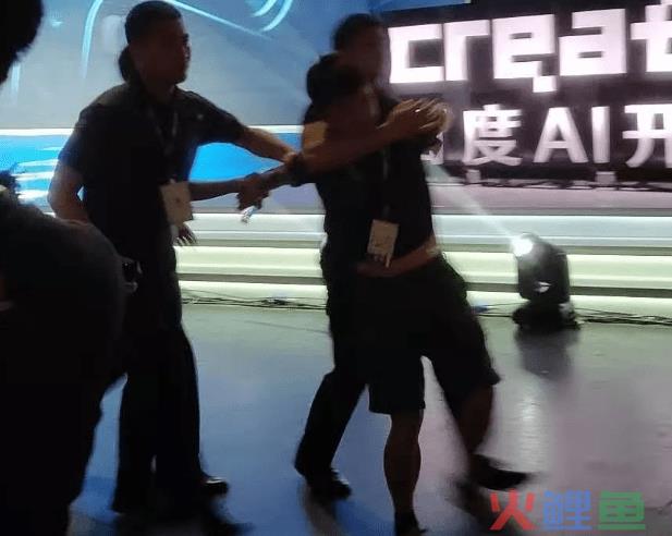 李彦宏开发者大会被当众泼水，预示百度AI要凉？
