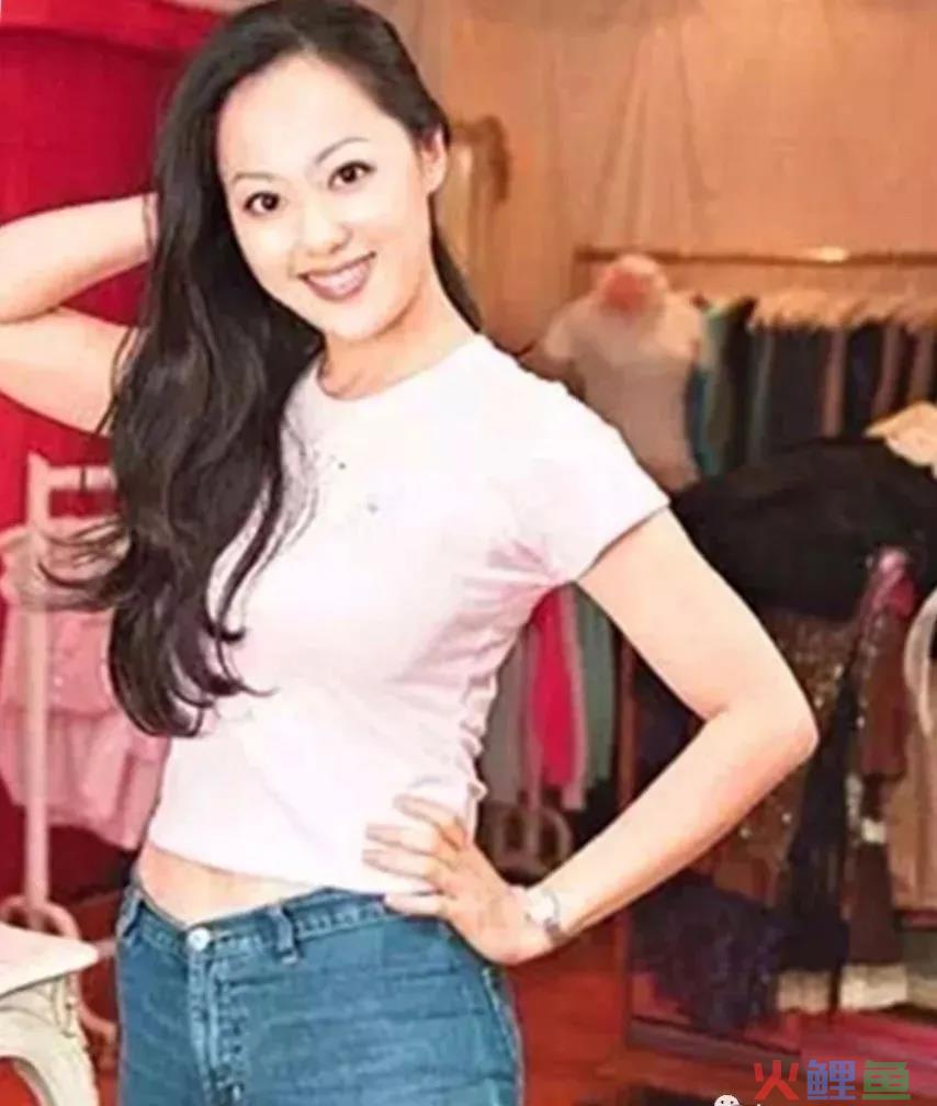 中国初代名媛开播，小红书有了“头号人物”