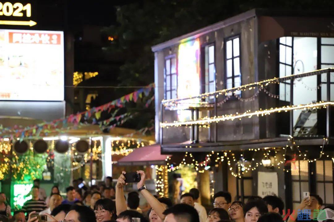 被偏爱的，被围猎的，实地探访狗头萝莉煎饼摊