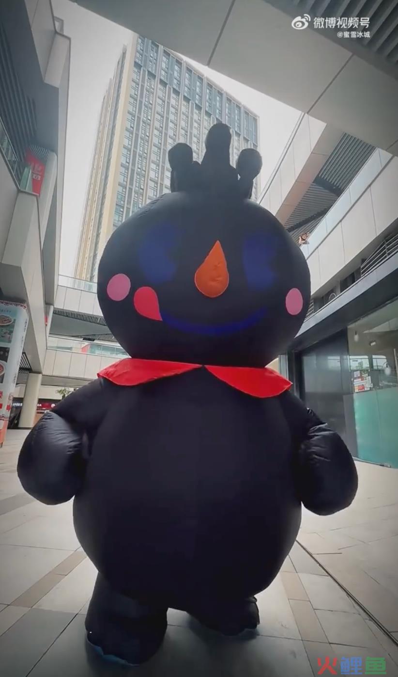 蜜雪冰城“阴间”营销被嘲，网友：黑雪碳城！