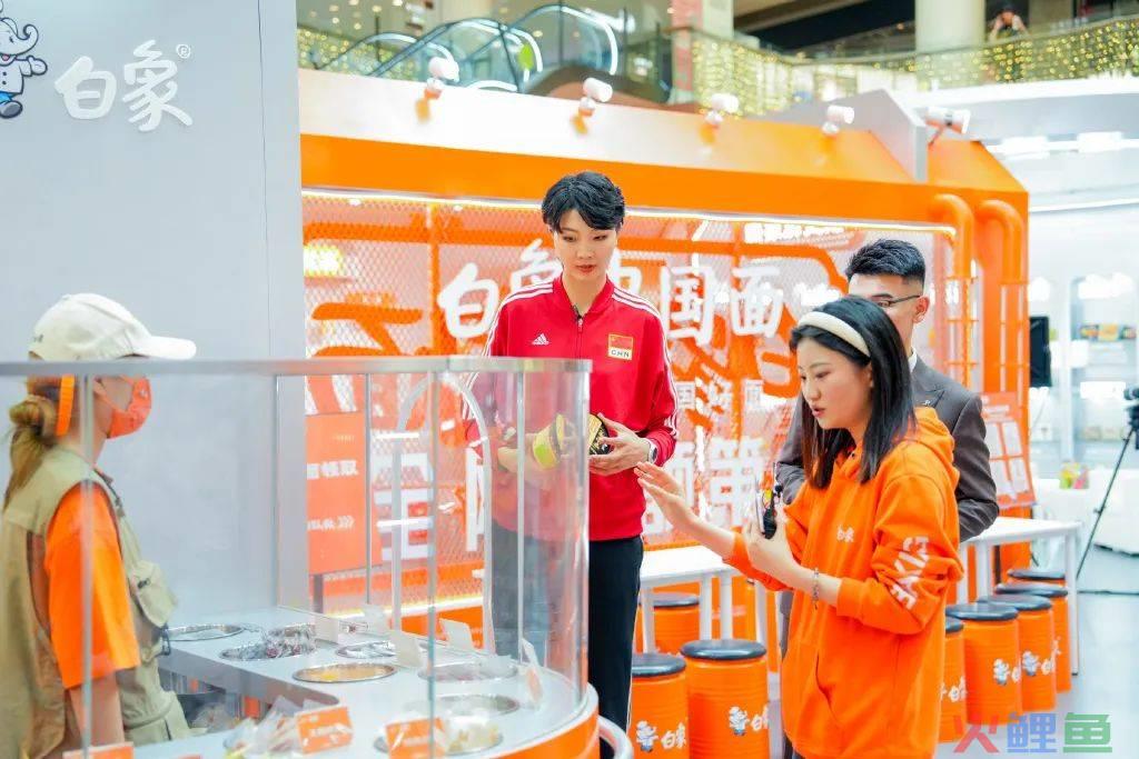 【白象泡面工厂】主题快闪店火了，连悲伤蛙都来排队上岗......