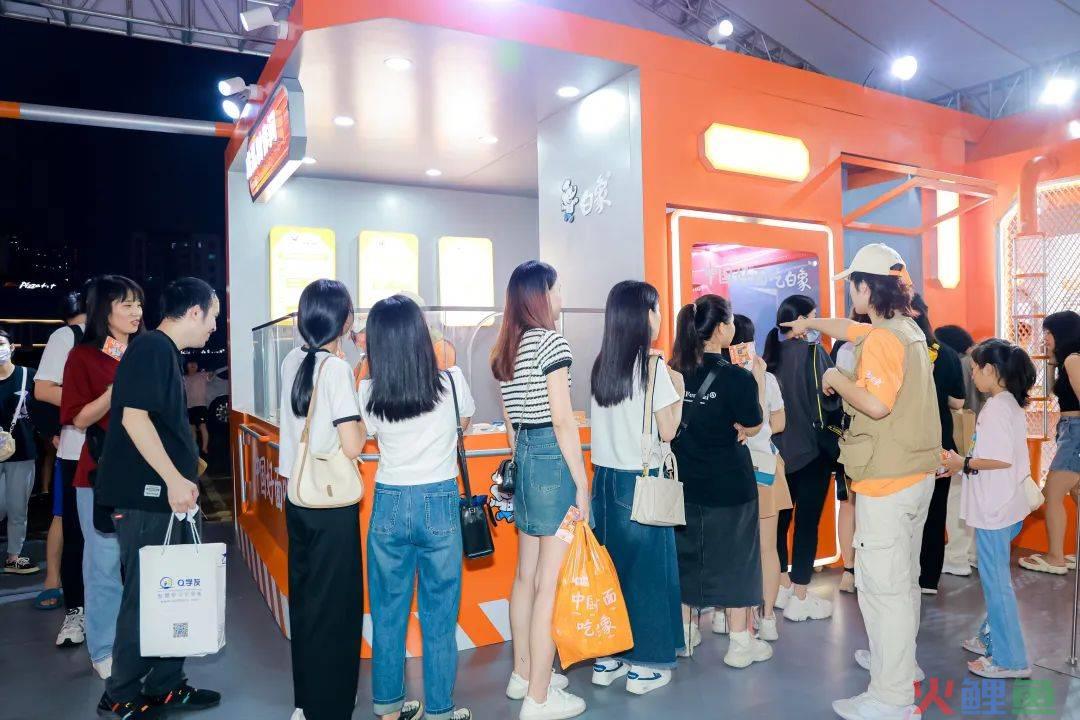 【白象泡面工厂】主题快闪店火了，连悲伤蛙都来排队上岗......