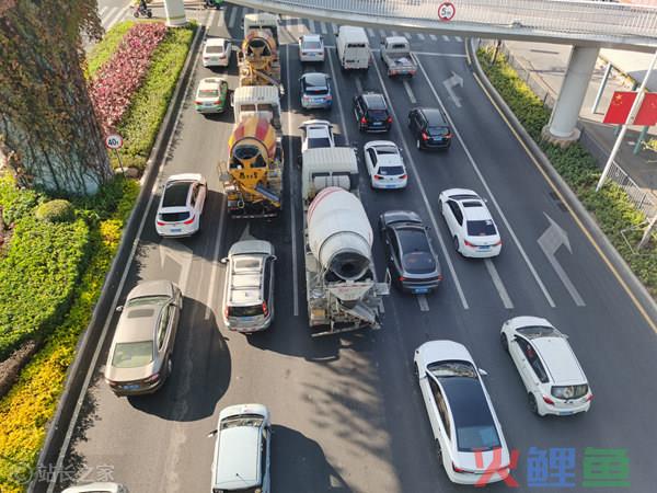 春节前汽车租赁市场火爆 有平台涨价3倍还供不应求