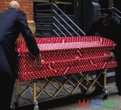 出“殡葬风”围挡，LV巨物营销赢麻了？